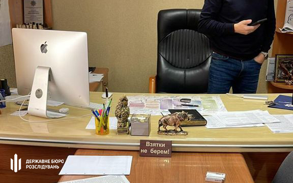 На Украине на взятке поймали полицейского с табличкой "Взятки не берём!" на столе © Государственное бюро расследований Украины