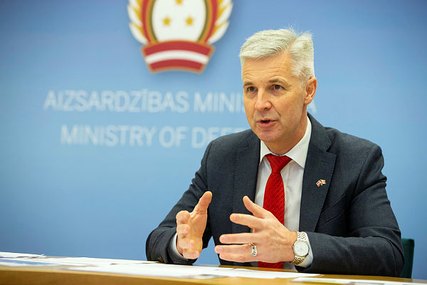 Глава Минобороны Латвии пообещал помочь Украине с оружием в случае конфликта с РФ