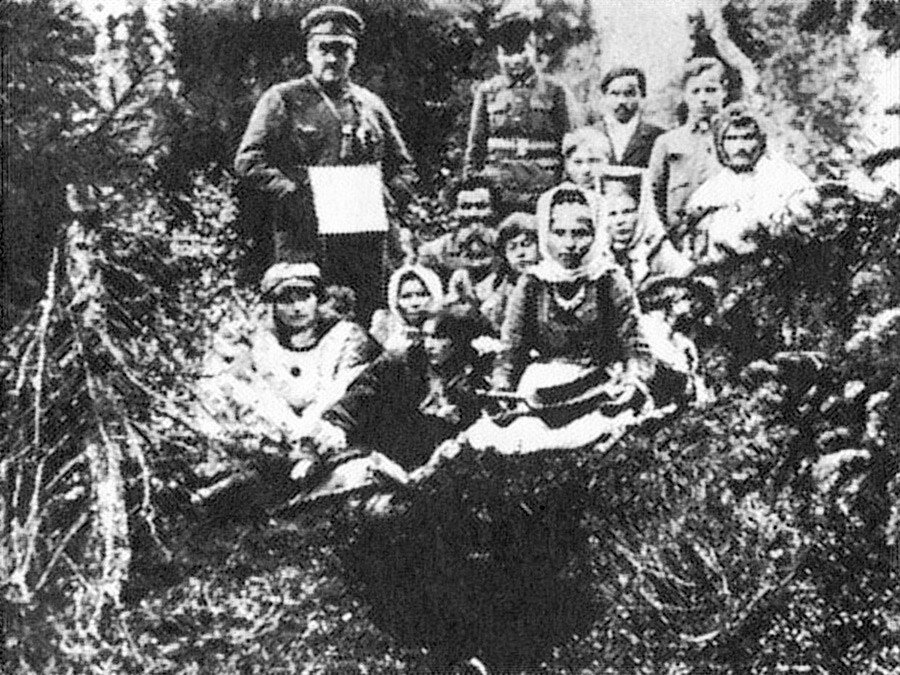 Александр Барченко (слева вверху) с участниками экспедиции на озере Ловозеро у "священного" лопарского подземного лаза. 1922 год. Фото © Всеобщее достояние