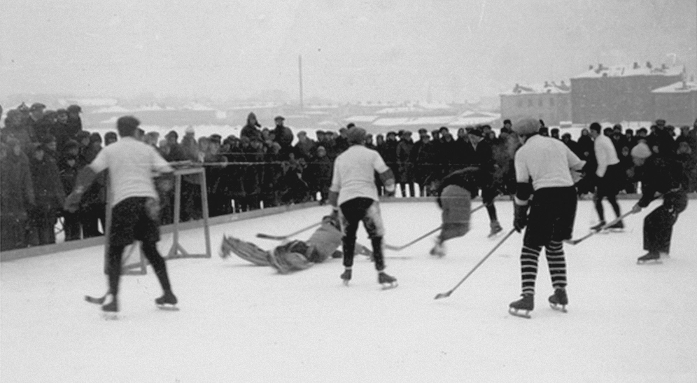 Матч между "Фихте" и командой советских хоккеистов. Немецкие игроки в белой форме. Фото © km1954.ru