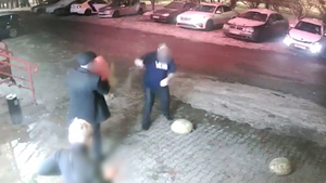 Обиделся на охрану: Мужчина облил бензином посетителей и дверь московского бара, после чего поджёг вход