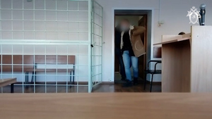 Житель Красноярска напал с ножом на медика и полицейских во время задержания
