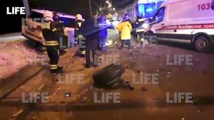 В Москве Land Cruiser выехал на встречку и влетел в автобус, семь человек пострадали