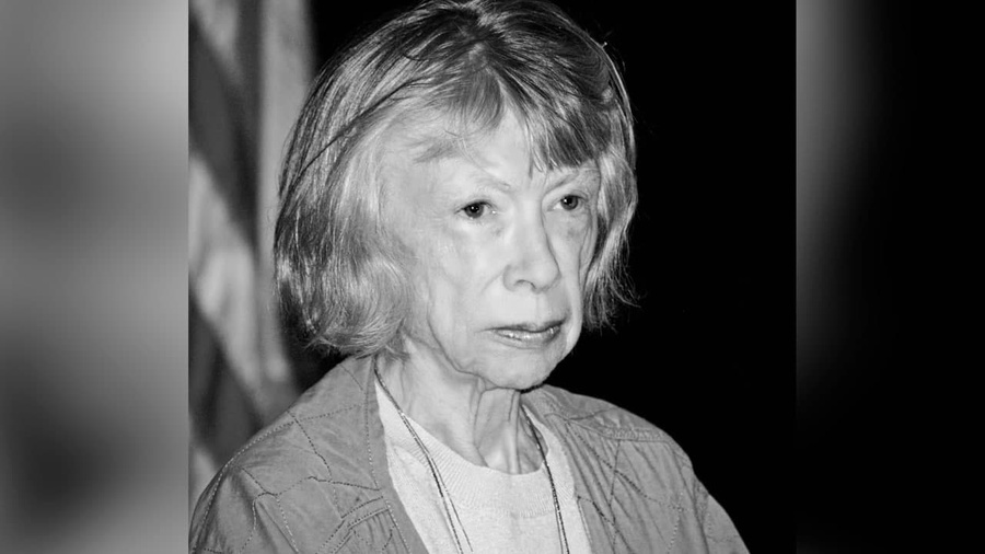 <p>Джоан Дидион. Фото © <a href="https://upload.wikimedia.org/wikipedia/commons/7/7b/Joan_Didion_at_the_Brooklyn_Book_Festival.jpg" target="_blank" rel="noopener noreferrer">Wikipedia</a></p>
