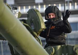 Военные исполнили мечту семилетнего мальчика, прокатив его на танке Т-90 в Подмосковье