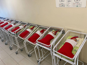 В подмосковном роддоме новорождённых нарядили в костюмы Дедов Морозов