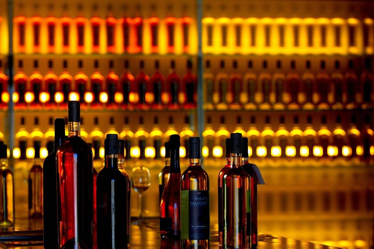 Сенатор Цеков назвал интересной идею о вынесении магазинов алкоголя за пределы городов