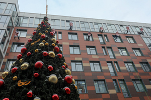 В Москве десант Дедов Морозов высадился на крышу больницы и поздравил детей