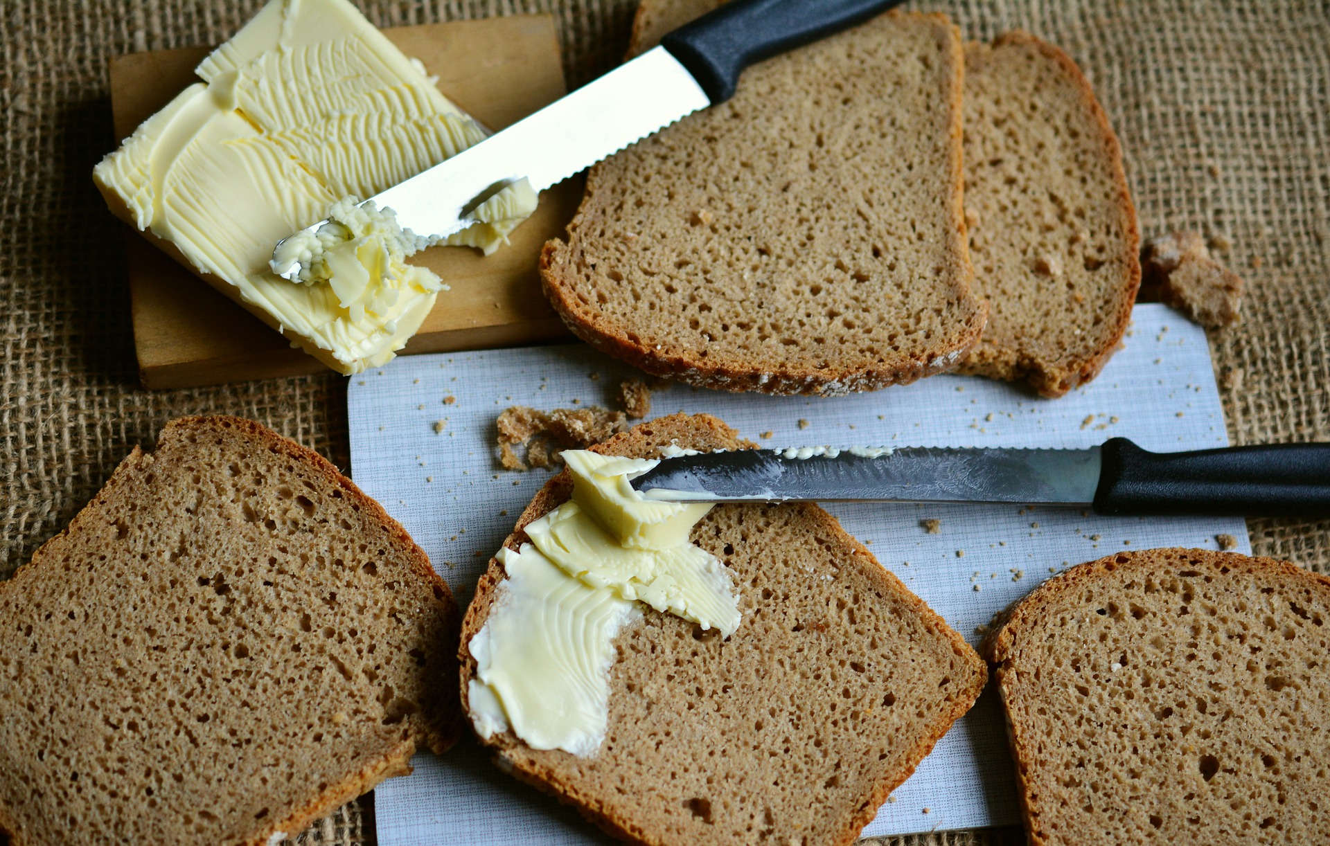 Хлеб с маслом можно есть. Бутерброд с маслом. Хлеб с маслом. Бутерброд хлеб с маслом. Сливочное масло на хлебе.