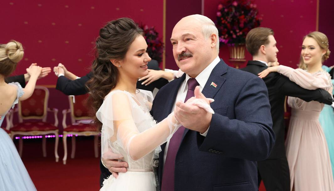 Лукашенко станцевал с финалисткой конкурса "Мисс Беларусь" на новогоднем балу