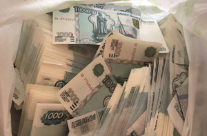Вероятные сообщники обменявших "прикольные" деньги почти на 4 млн уволились из банка