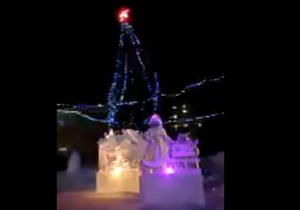 Никакого праздника: В Норильске штормовой ветер эпично завалил новогоднюю ёлку