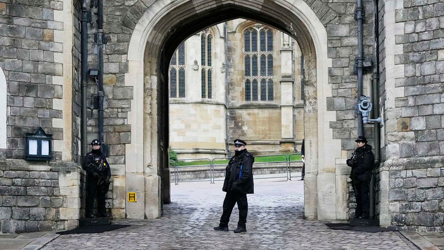 Полиция на снимке охраняет ворота Генриха VIII в Виндзорском замке. Фото © Sky News