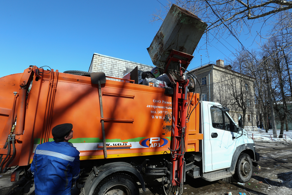 Во время вывоза мусора в одном из дворов города. Фото © ТАСС / Александр Рюмин