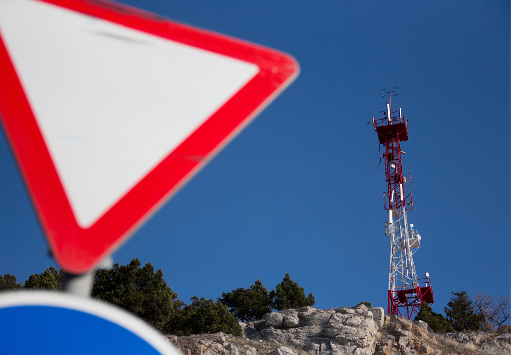 Вышка мобильной связи в окрестностях Алупки. Фото © ТАСС / Сергей Мальгавко