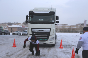 В Красноярске пожарный протащил грузовик на 47,5 метра и установил рекорд