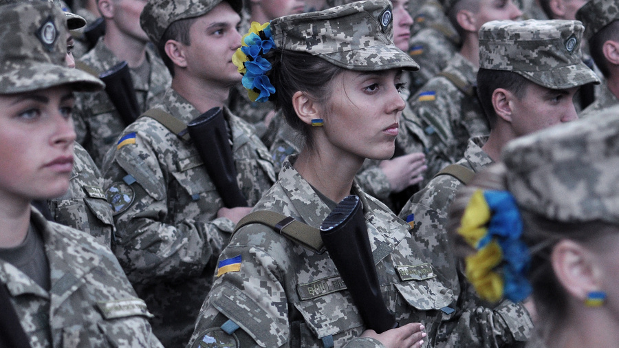 <p>Женщины-солдаты во время репетиции парада в Киеве, посвящённого Дню независимости Украины. Украина, 20 августа 2015 г. Фото © Getty Images / NurPhoto / Danil Shamkin</p>