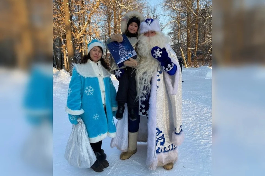 Глафира с Дедом Морозом и Снегурочкой © kp.ru