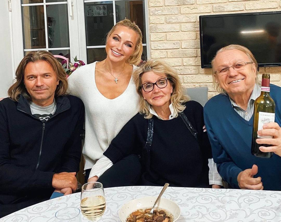 Инна Маликова с родителями и братом Дмитрием. Фото © Instagram / innamalikova