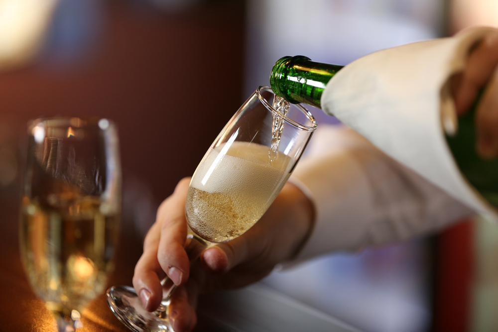 В Шампани долгое время было заведено пить "тихое шампанское", то есть напиток со стравленными газиками. Фото © Shutterstock