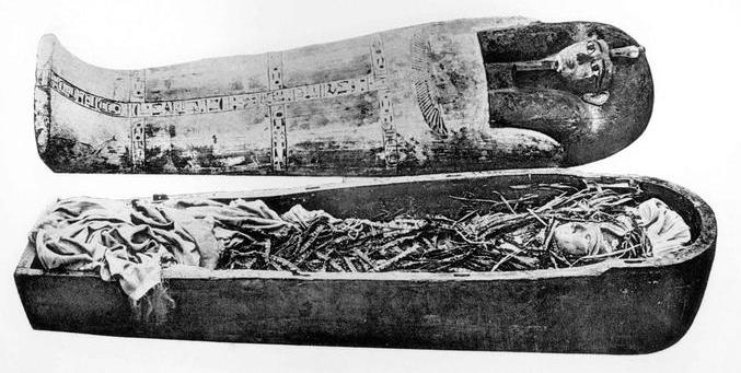Мумия Аменхотепа I с погребальной маской в саркофаге. Фотография из книги Эллиота Смита "Царские мумии" (1912). Фото © Wikipedia