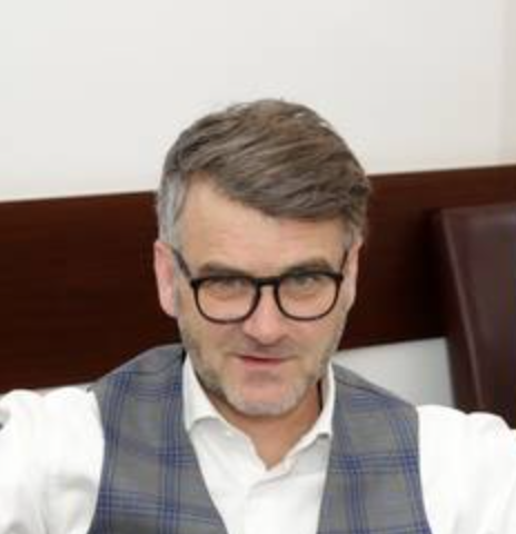 <p>Закон касается гражданства, а не экономических вопросов. Как правило, такое и вносит президент. С другой стороны — это реакция на вызовы времени. Мы наблюдаем ухудшение демографической ситуации в стране, а также понимаем, что миллионы русских людей остались на территориях бывших стран СССР. Я бы не только обратил внимание на упрощённую процедуру, но и на процедуру лишения гражданства. Согласно документу появляется право лишать гражданства преступников. А это не только движение в сторону пополнения числа граждан, но и форма реакции общества на те преступления, которые совершаются против этого общества</p>