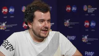 <p>Алгоритм рекомендаций в TikTok оказался значительно лучше, чем у Instagram. Последний показывает то, что популярно в силу популярности создателя. У публичного, известного аккаунта гораздо больше шансов набрать большую аудиторию. Китайская соцсеть даёт любому видео набрать 100 просмотров практически моментально — дальше начинается анализ реакций, алгоритм изучает отклик на видео. Так программа строит график интересов в первую очередь. Всё настроено таким образом, что буквально у каждого есть шанс на 15 минут славы, достаточно попасть в рекомендации. Инструмент для этого подобран как нельзя лучше — на создание вирусных видео на миллионную аудиторию с потенциально пустым аккаунтом требуется значительно меньше усилий, чем в Instagram</p>