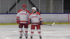 Путин и Лукашенко играют в хоккей после переговоров в Петербурге