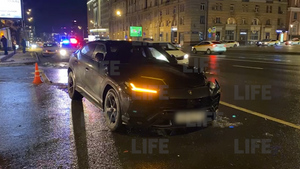 Lamborghini за 20 млн рублей столкнулся с такси в центре Москвы