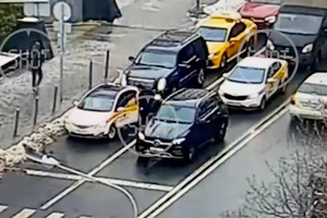 Появилось полное видео разборок со стрельбой между водителем Cadillac и таксистом в Москве