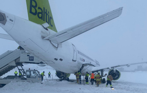 Пассажирский самолёт выкатился с рулёжной дорожки в аэропорту Риги