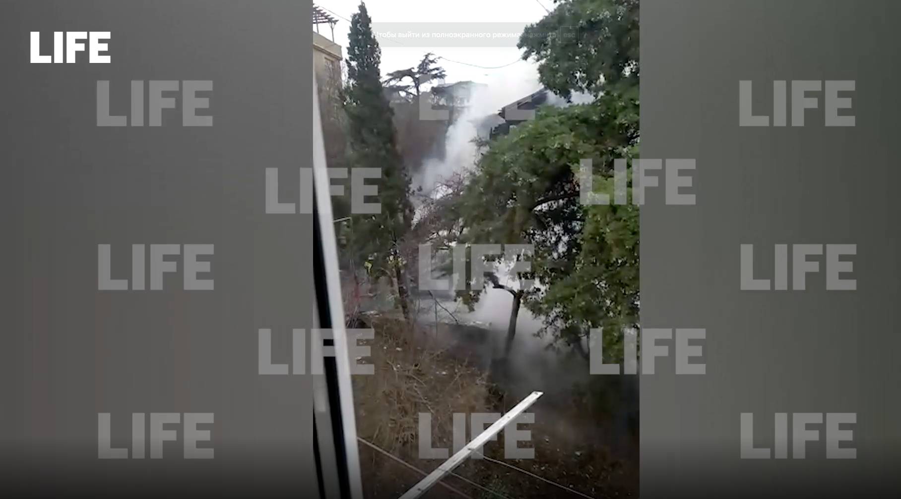 На видео попало обрушение стены охваченного огнём дома в Ялте, едва не убившей пожарного

