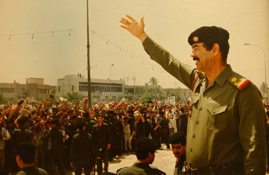 Саддам Хусейн приветствует свой народ. Фото © Getty Images