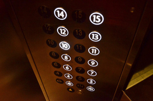 Жительница Саратова зацепилась поводком за лифт и осталась без пальцев