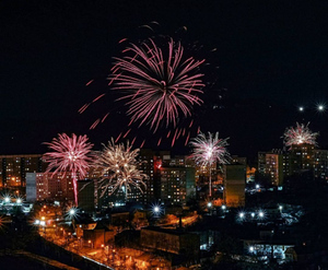 Салют в честь Нового года во Владивостоке. Фото © Instagram / fatkulin_a