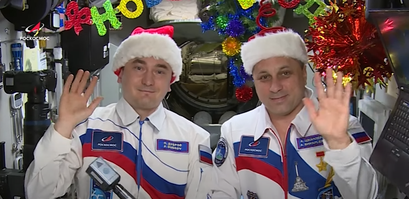 Антон Шкаплеров и Пётр Дубров поздравили россиян с Новым годом. Кадр из видео © YouTube / Roscosmos Media