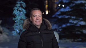 Медведев в новогоднем поздравлении отметил вклад россиян в борьбе с вызовами 2021 года