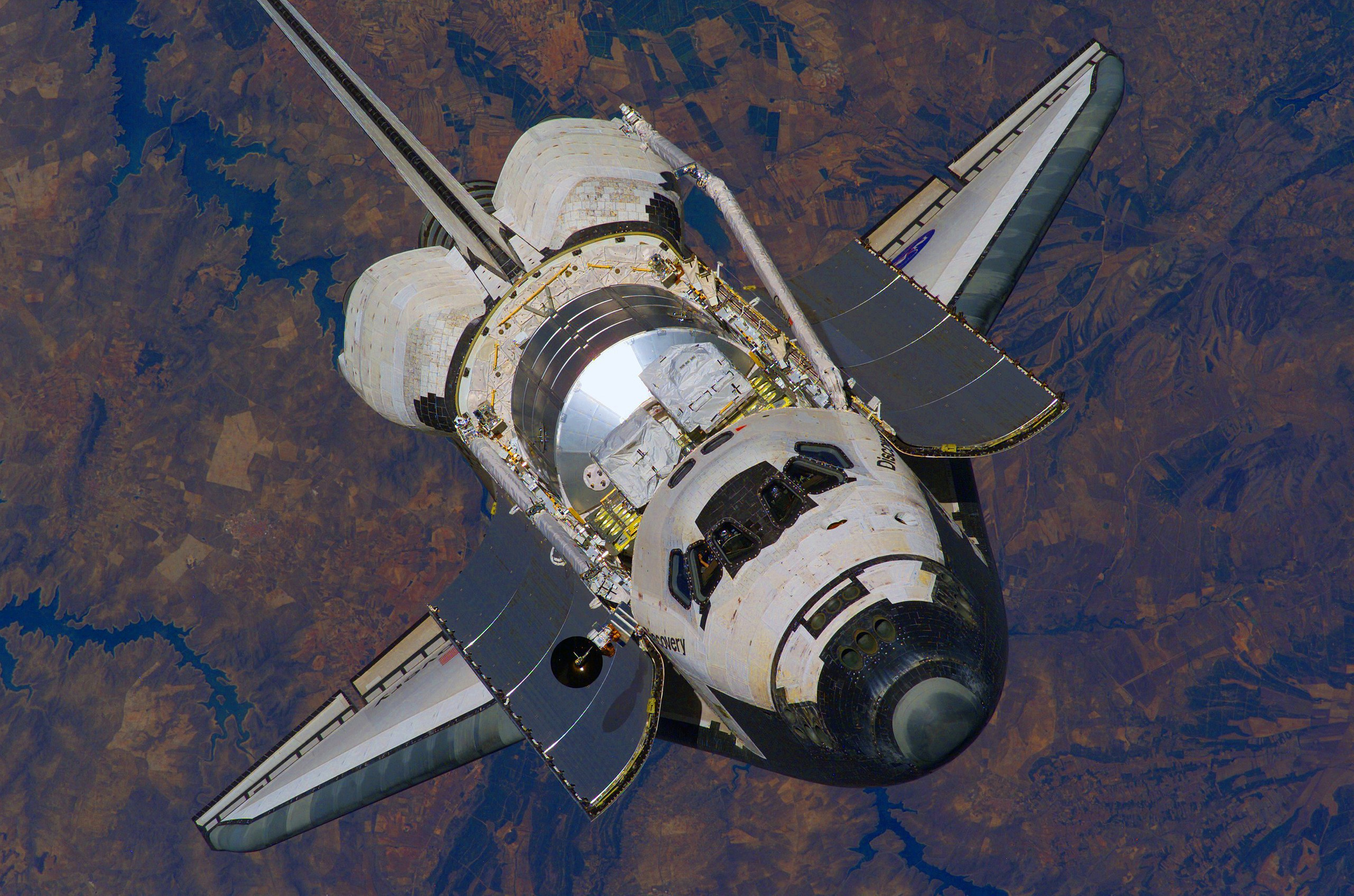 Космический шаттл Discovery приближается к Международной космической станции для стыковки. Фото © Wikipedia