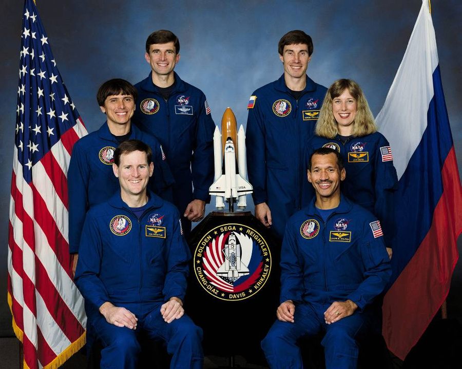 Миссия STS-60 (слева направо по часовой стрелке): К. Райтлер, Ф. Чанг-Диаз, Р. Сега, С. Крикалёв, Дж. Дейвис и Ч. Болден. Фото © Wikipedia