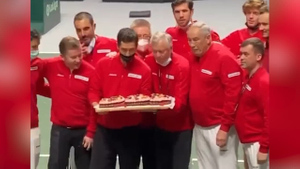 "С очередной победой!": Тарпищеву подарили торт в честь сотого матча под его руководством