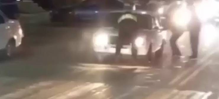 "Ты ответишь!": Водитель "жигулей" прокатил сотрудника ДПС на капоте в Дагестане