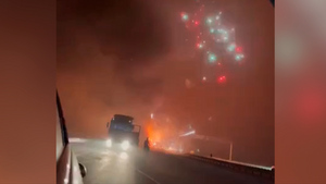 "С новым годом!": Пожар фуры с фейерверками в Казахстане превратился в фееричное шоу