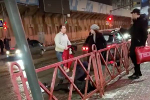 "Мне плевать, кого бить": В центре Ярославля таксист запинал женщину и подрался с мужчиной