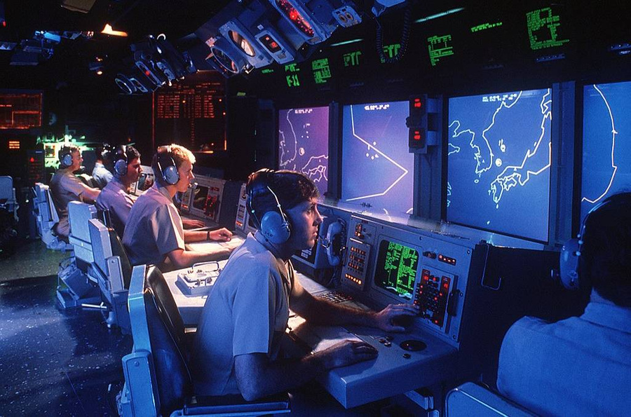 Командный центр системы "Иджис" в рубке USS Vincennes, январь 1988 года. Фото © Wikipedia