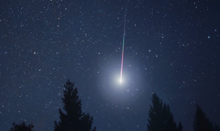 Фото © VK / Яркая комета и метеорный поток Геминиды 2021 год