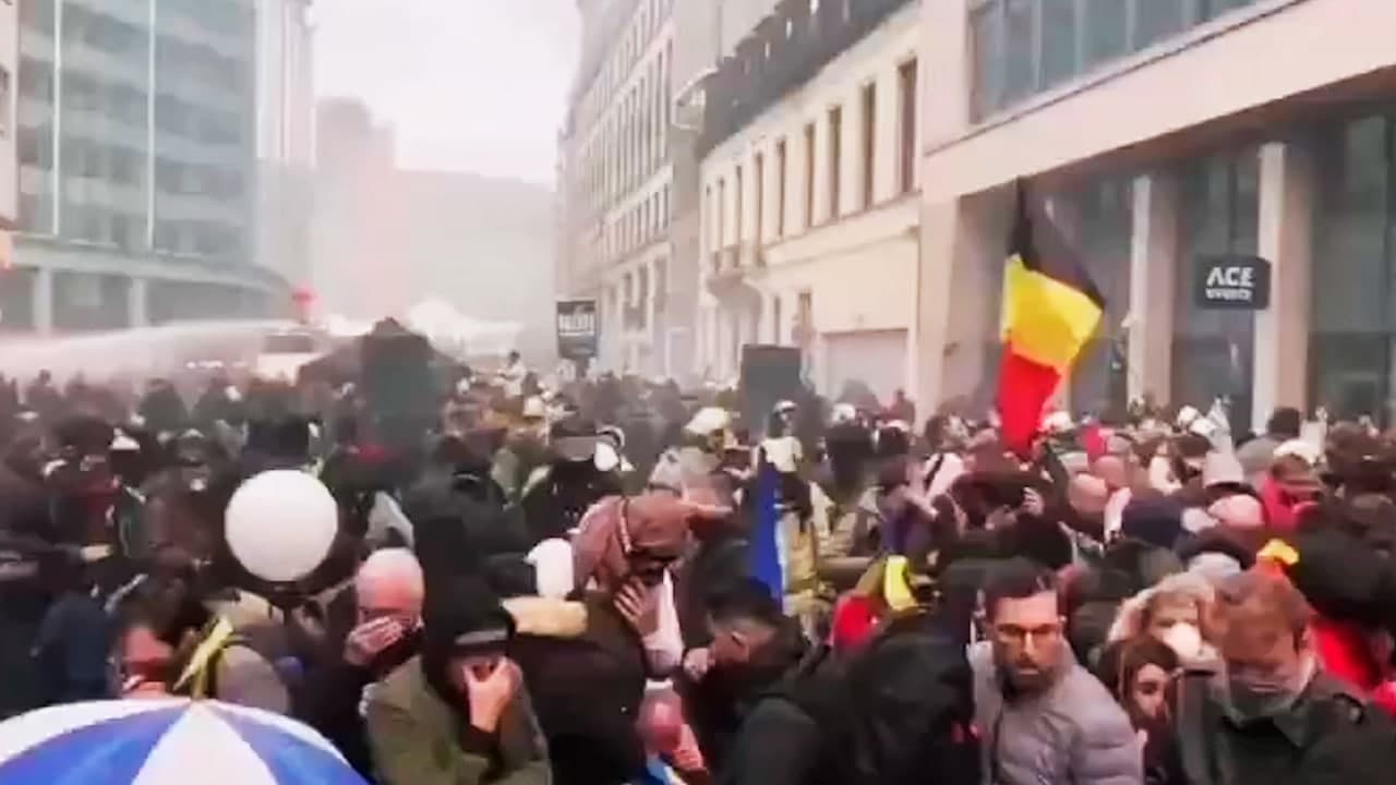 В Брюсселе акцию противников антиковидных мер разгоняли светошумовыми гранатами