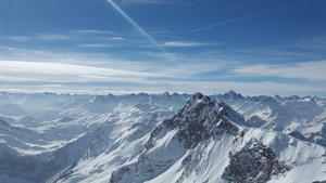 В Австрии лыжники попали под двухсотметровую лавину, трое погибли