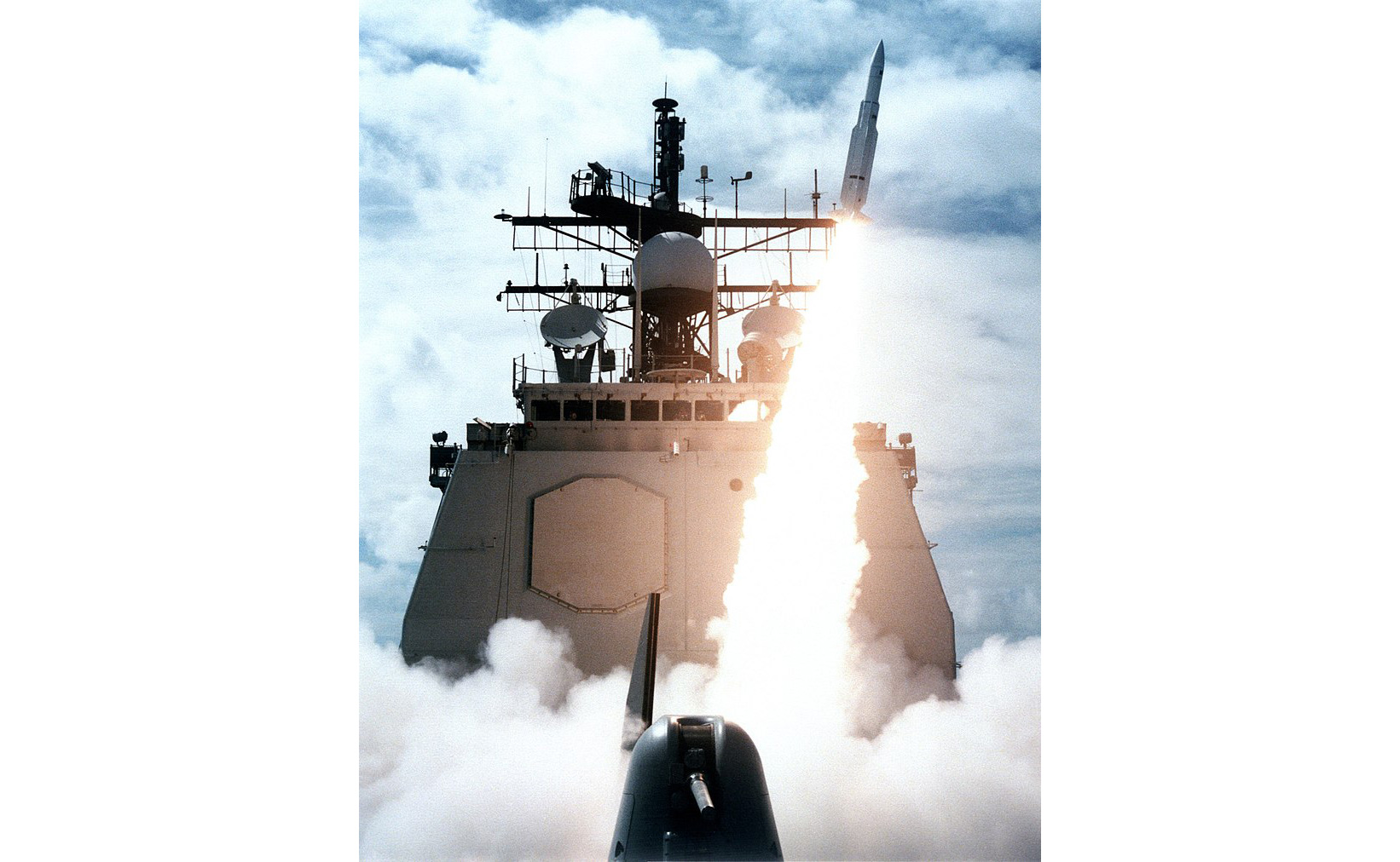 Ракета стартует с передней площадки крейсера Vincennes во время учений в 1987 году. Эта же пусковая установка была применена для стрельбы по рейсу IR655. Фото © wikipedia