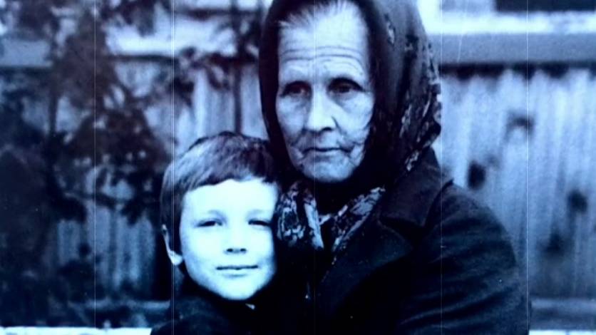 Маленький Слава с бабушкой. Фото © Instagram / miasnikov.s