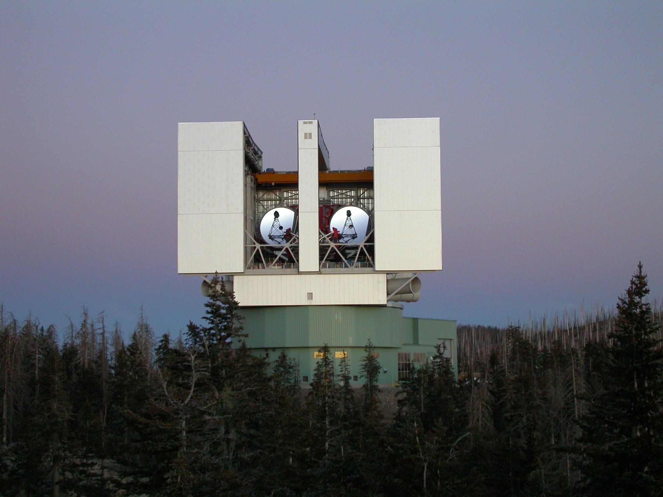 Большой бинокулярный телескоп в Аризоне. Фото © Wikipedia
